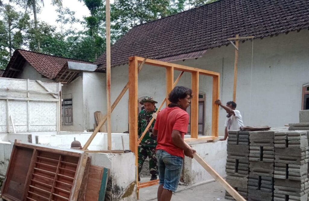 Kepedulian Babinsa Desa Bangsri Di Wilayah, Bantu Warga Bangun rumah Ibu Wagiyem