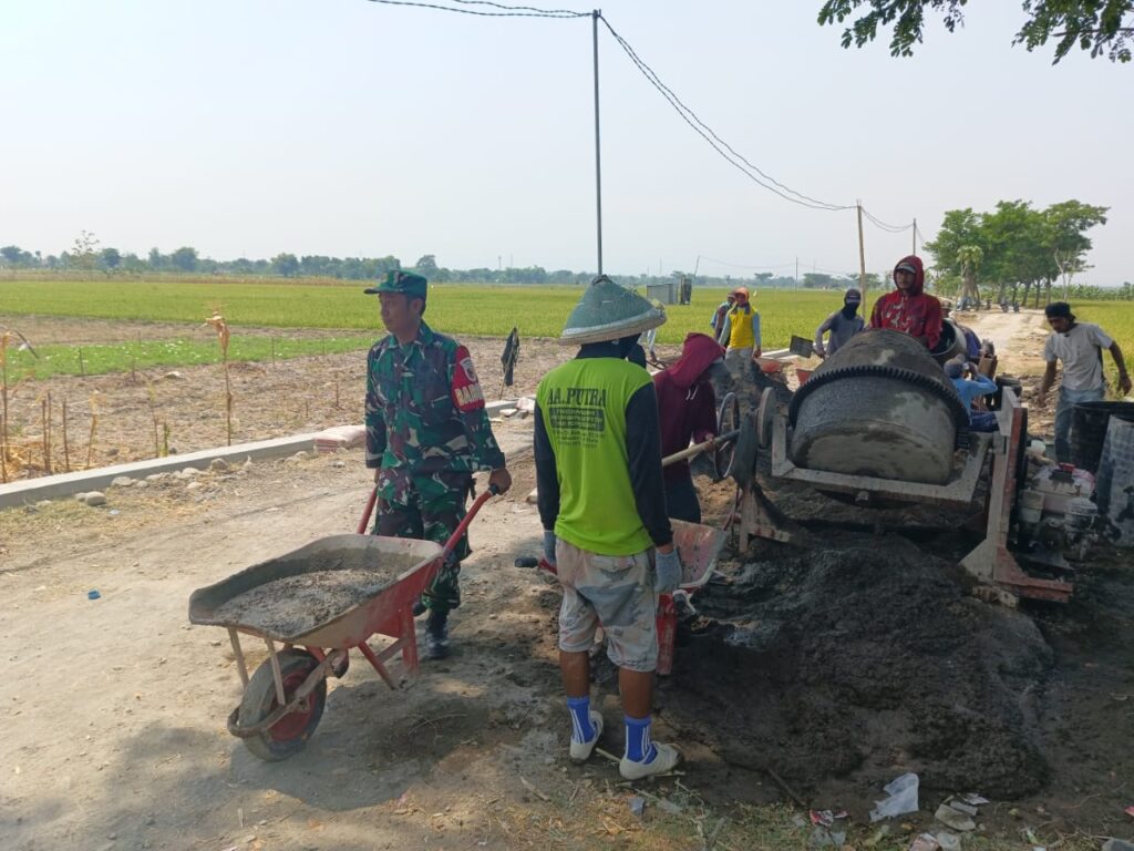 Perbaikan Jalan Lingkungan di Desa Luworo, Babinsa dan Warga Bergotong Royong