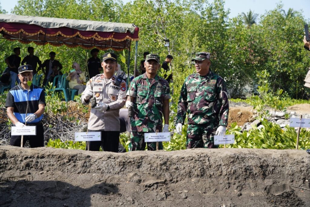 Aksi Bersama Mahasiswa, TNI-Polri dan Pejabat: Hijaukan Pantai Cemare di Tengah Ancaman Abrasi dan Sampah