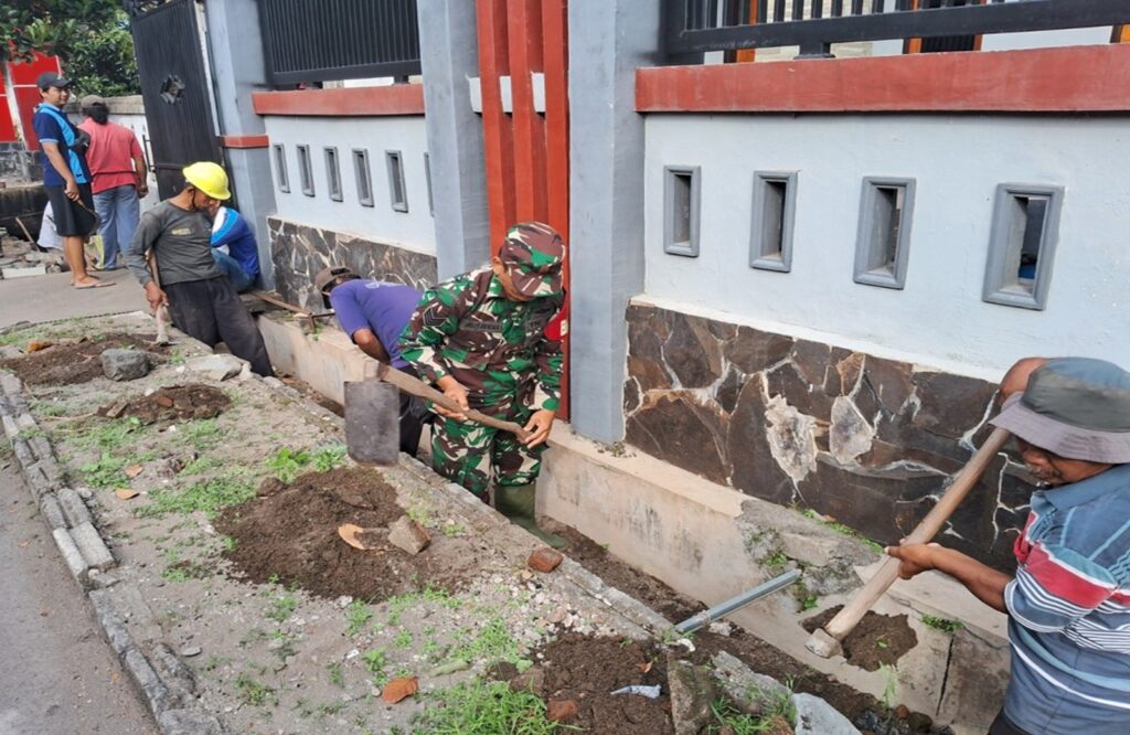 Ciptakan Lingkungan Bersih, Babinsa Koramil 0808/20 Sananwetan Kerja Bakti Bersama Warga