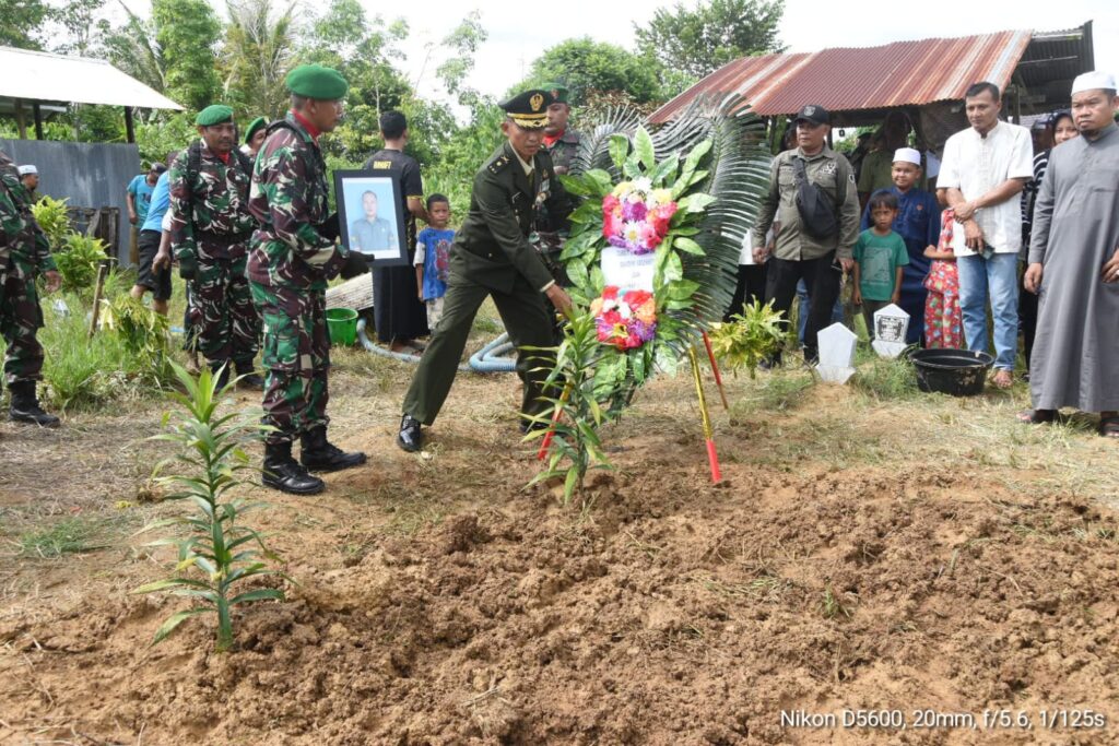 Kasdim 1002/HST Gelar Upacara Pemakaman Militer (Alm) Sertu Kin Suigin