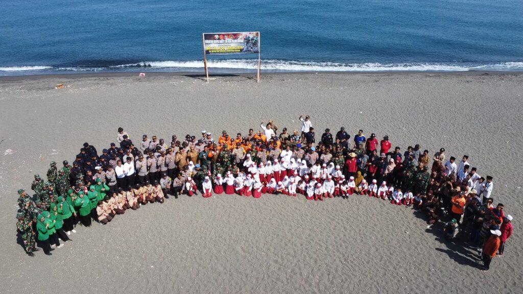 Karya Bakti TNI dan Pasar Murah di Pantai Beraringan: Sinergi untuk Lingkungan dan Kesejahteraan Masyarakat