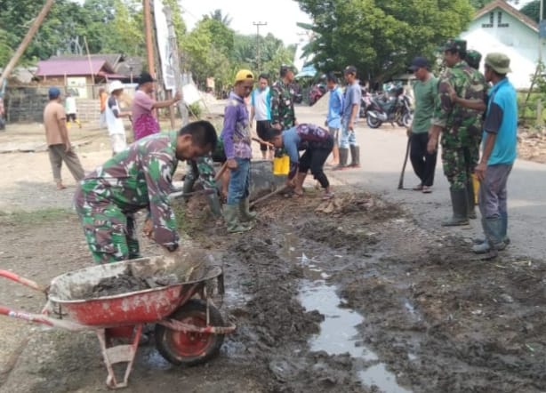 Koramil Haruyan Dan Warga Desa Pengambau Hulu Jalin Solidaritas, Bersama Bersihkan Saluran Air