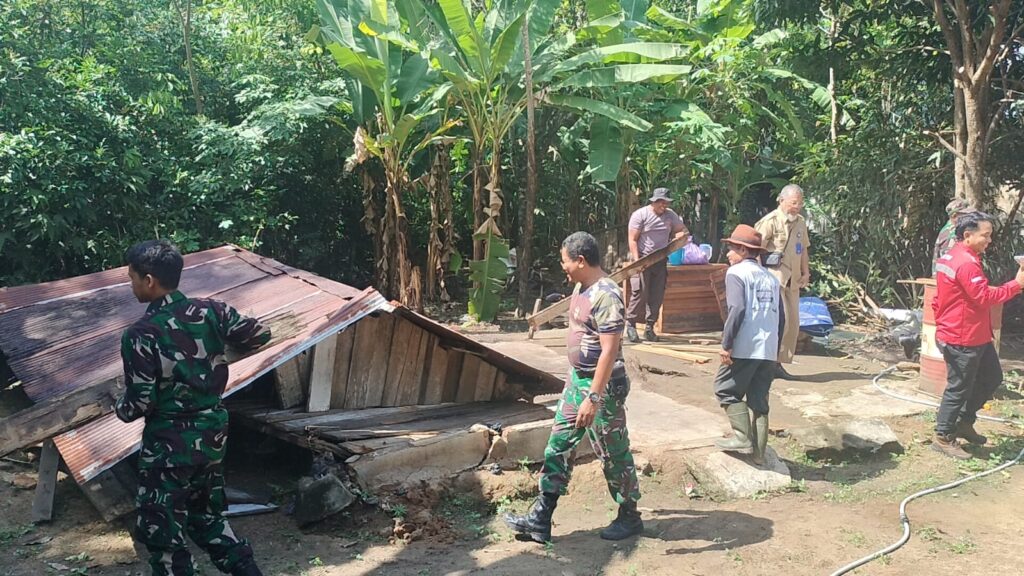 Kerjasama Koramil Simpag Empat Dengan CV CCP Cintapuri Darusallam ” Bongkar Rumah Warga Tak Layak Huni