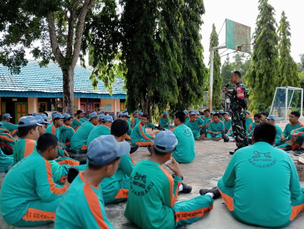 Babinsa Serka Fatar Sianifar Bimbing ,Bekali Siswa – Siswa   SMK Bakti Bangsa Ilmu Kedisiplinan,Wasbang Dan PBB