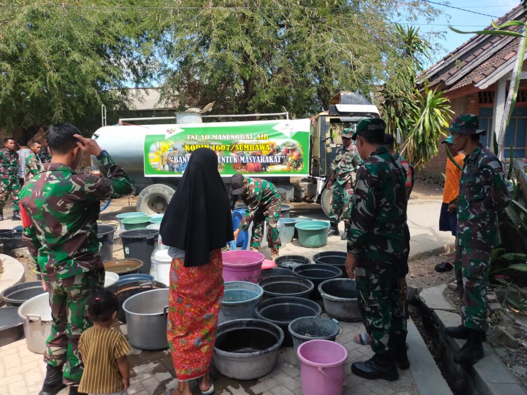 TNI Hadir di Tengah Kekeringan, Distribusikan Air Bersih bagi Warga