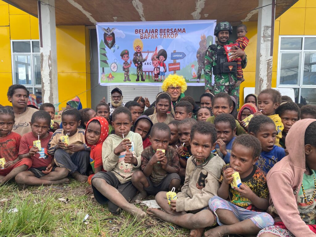 Tingkatkan SDM Anak – Anak Pedalaman Papua dengan Belajar Bersama Bapak Yakop Putih