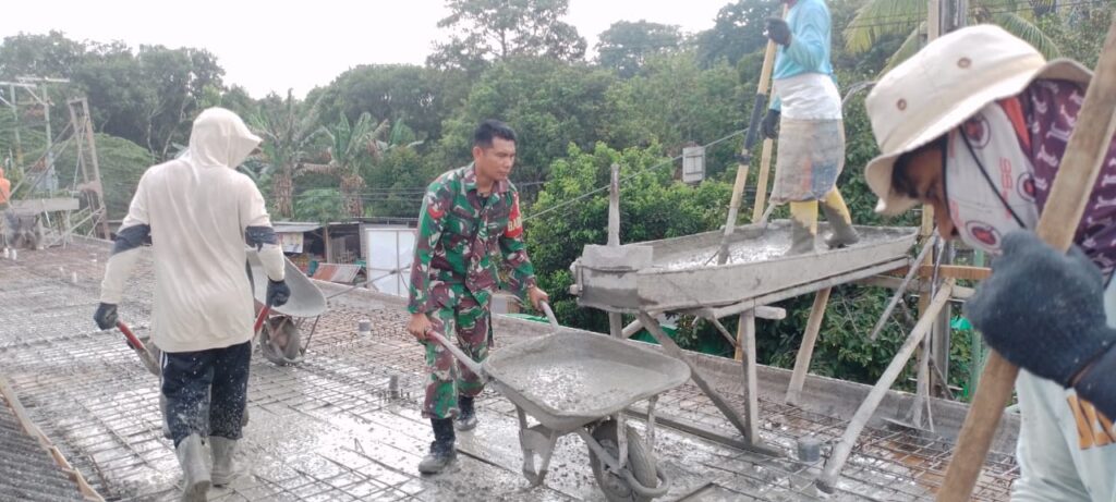 Gotong Royong di Masjid Al Abudiyatillah Suranadi, Babinsa dan Warga Bersinergi