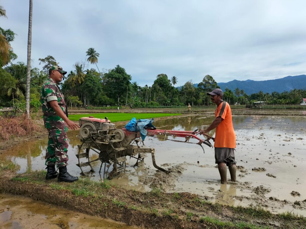 Koramil Babahrot Padamkan 2 Titik Api Bekas Pembakaran Lahan Sawit