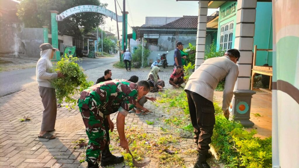 Jaga Kebersihan Lingkungan, Babinsa Bersama Perangkat Desa Prambon Kerja Bakti.