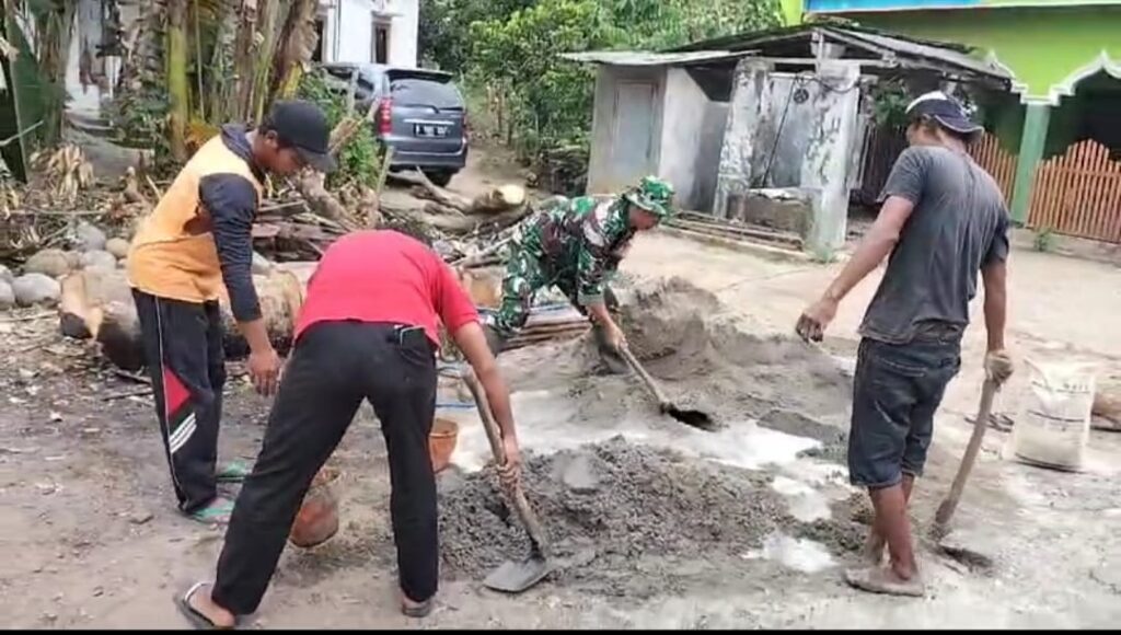 Babinsa Aktif Dalam Kegiatan Gotong Royong Pembangunan Mushola di Desa Bulakrejo