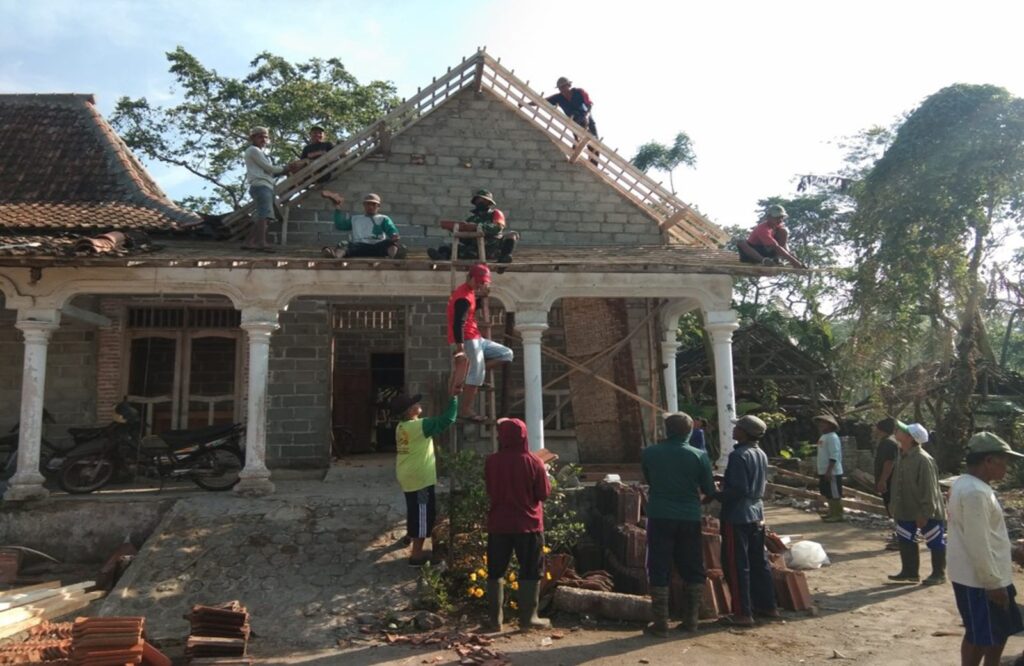 Membangun Keharmonisan Dengan Rakyat, Babinsa Desa Ponggok Bantu Warga Bangun Rumah