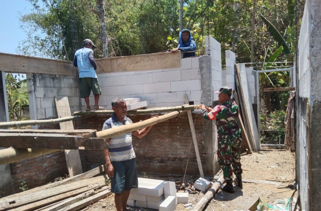 Babinsa Desa Bulakrejo Ikut Gotong Royong Pembangunan Rumah Warga