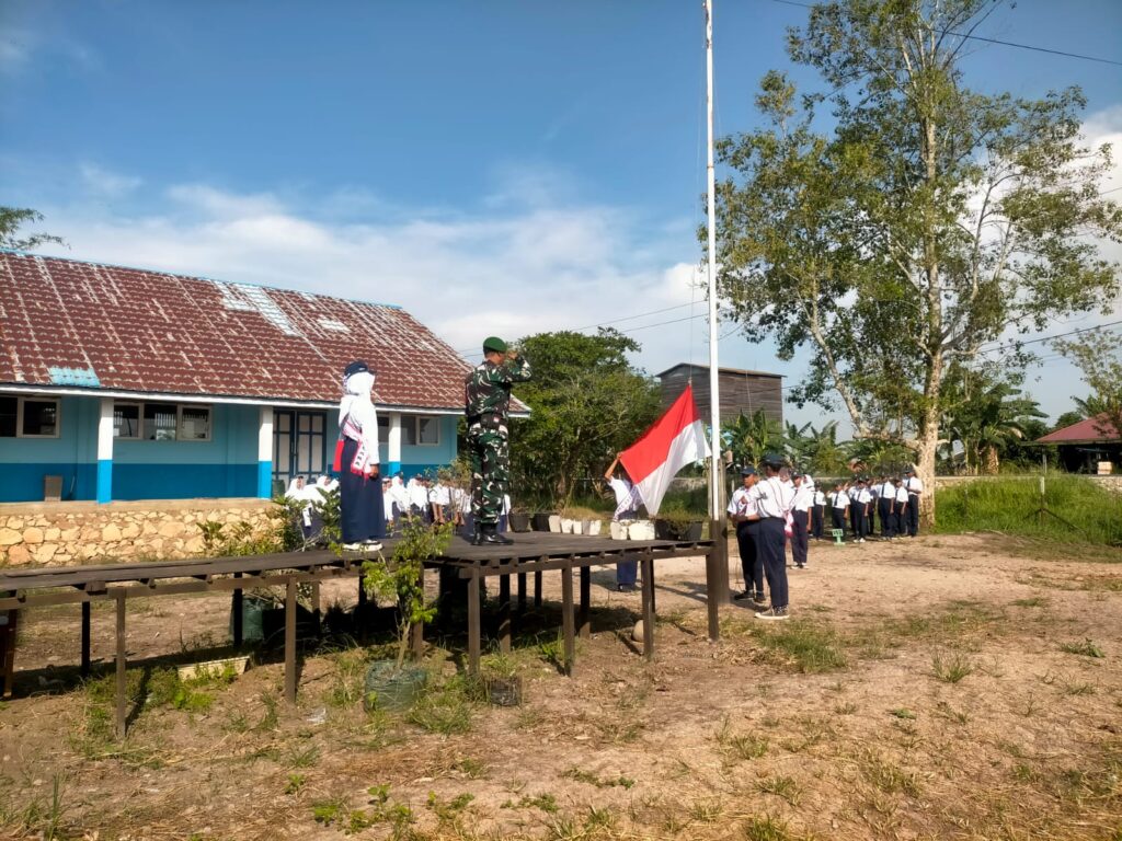 Pimpin Upacara Hari Sumpah Pemuda ke-96, Babinsa Tekankan Pentingnya Peran Pemuda dalam Pembangunan Bangsa