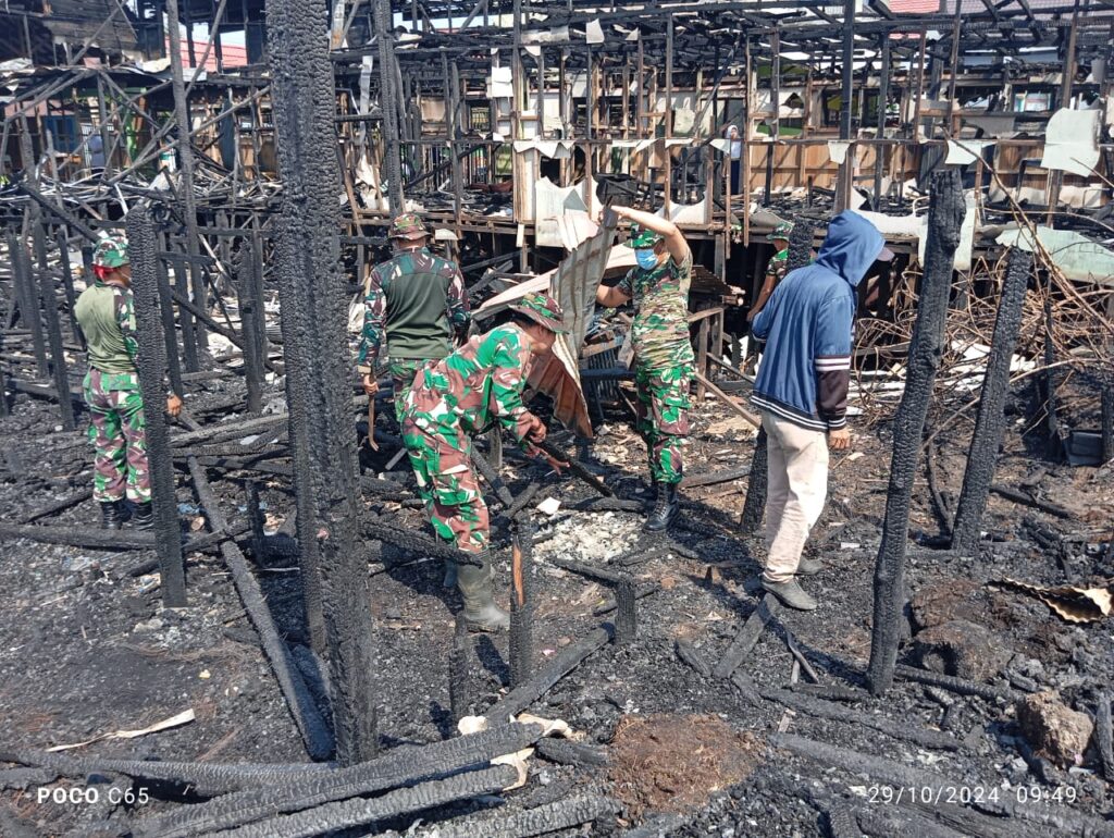 Peduli Korban Kebakaran, Koramil 1001-10/Babirik Gelar Karya Bakti dan Beri Bantuan Sembako