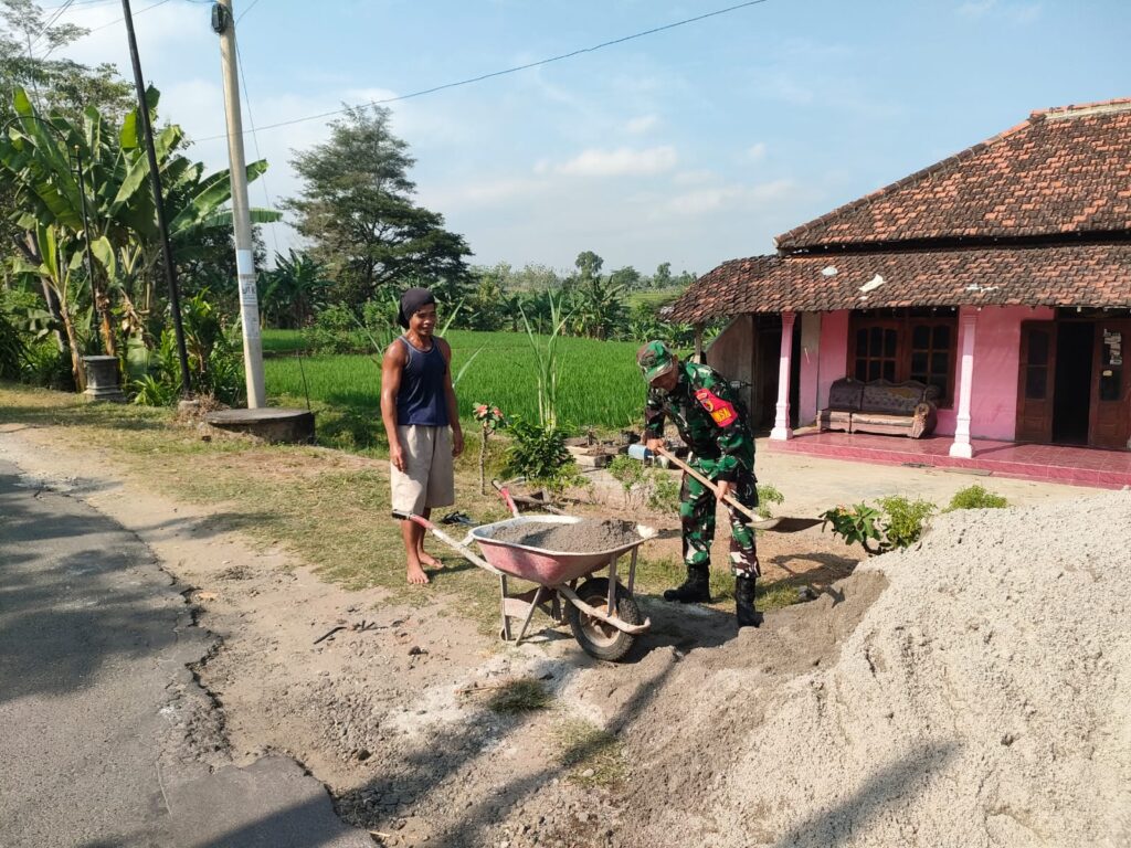 Tingkatkan Keamanan Masyarakat, Babinsa Kerja Bakti Bersama Warga Desa Kepet Dalam Pembangunan Pos Kamling.