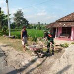 Tingkatkan Keamanan Masyarakat, Babinsa Kerja Bakti Bersama Warga Desa Kepet Dalam Pembangunan Pos Kamling.