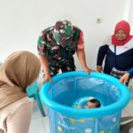 Peduli Pertumbuhan Anak Stunting, Dengan Terapi Renang Oleh Babinsa Koramil 0808/01 Sukorejo