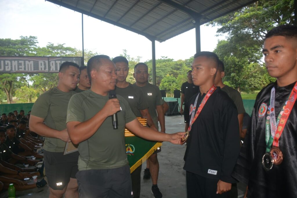 Bina Fisik Jaga Kebugaran Tubuh “Danrem 101/Ant Didampingi Dandim Banjar Olahraga Bersama Dengan Prajurit Batalyon 623