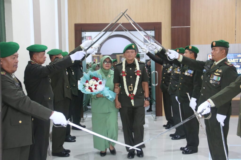 Tradisi Pedang Pora Iringi Pelepasan Letkol Inf Meina Helmi.