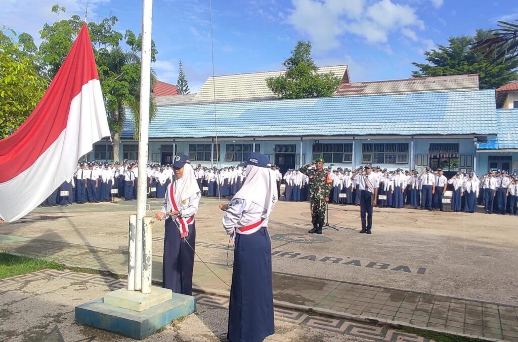 Babinsa Sertu Slamet Buadi Ajak Siswa SMPN 1 Barabai Fokus Belajar