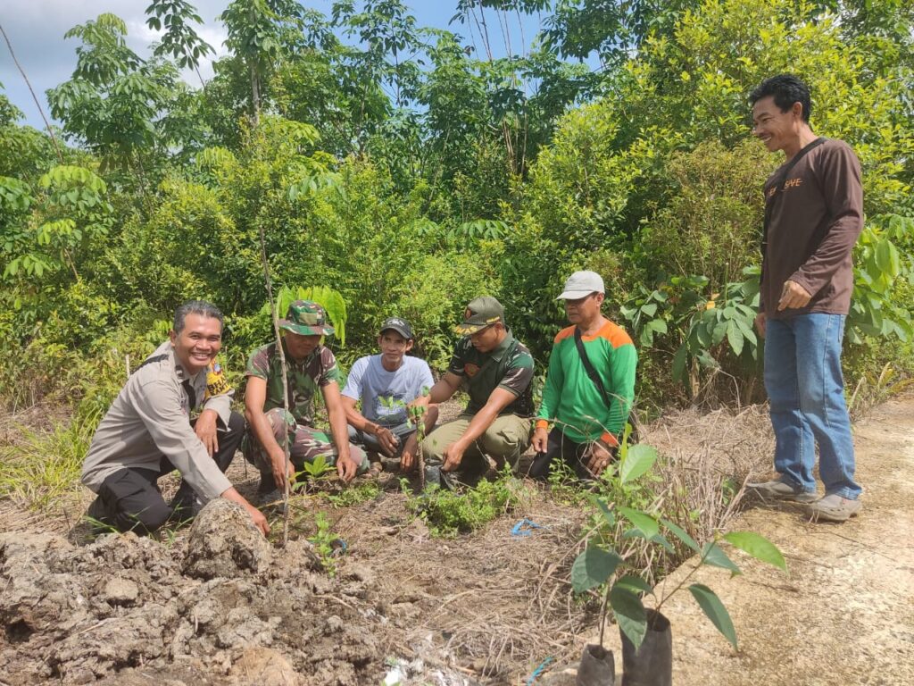 Peduli kelestarian alam dan lingkungan, Koramil 1001-04/Batumandi Lakukan Penanaman Pohon