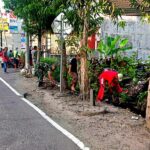 Lestarikan Budaya Gotong Royong, Babinsa Bersama Warga Kerja Bakti Bersihkan Lingkungan Kel. Tlumpu