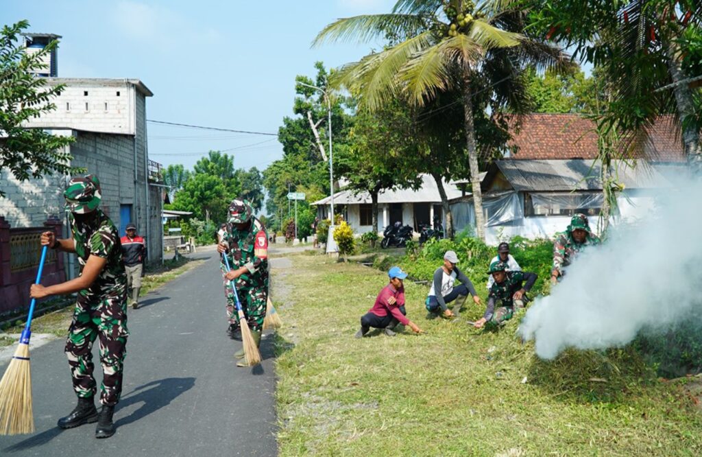 Wujudkan Lingkungan Bersih, Koramil 0808/05 Nglegok Kerja Bakti Bersama Warga Karanganyar