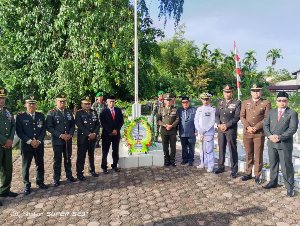 Forkopimda Aceh Barat Menggelar Upacara Tabur Bunga Dan Heningkan Cipta Di TMP Peringati Hari Pahlawan Ke – 79 Tahun