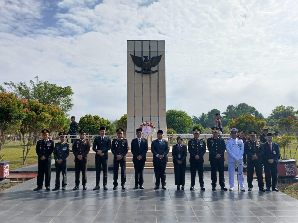 Peringati Hari Pahlawan,Komandan Kodim 1015/Sampit Bersama Forkopimda Kab.Kotim Laksanakan lZiarah Rombongan