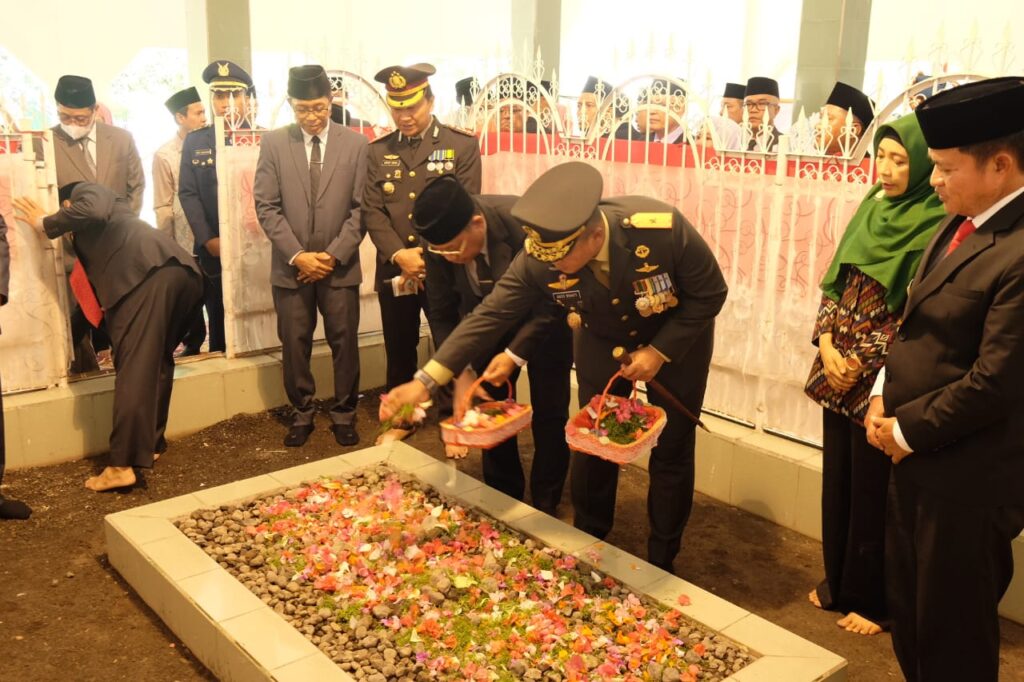 Memaknai Kepahlawanan: Danrem 162/WB Bersama Forkopimda NTB Ziarahi Makam Pahlawan Nasional