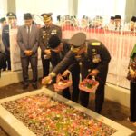 Memaknai Kepahlawanan: Danrem 162/WB Bersama Forkopimda NTB Ziarahi Makam Pahlawan Nasional