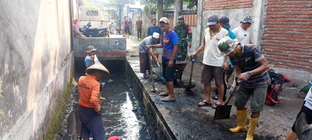 Kolaborasi Babinsa dan Masyarakat Beleka dalam Upaya Cegah Banjir  