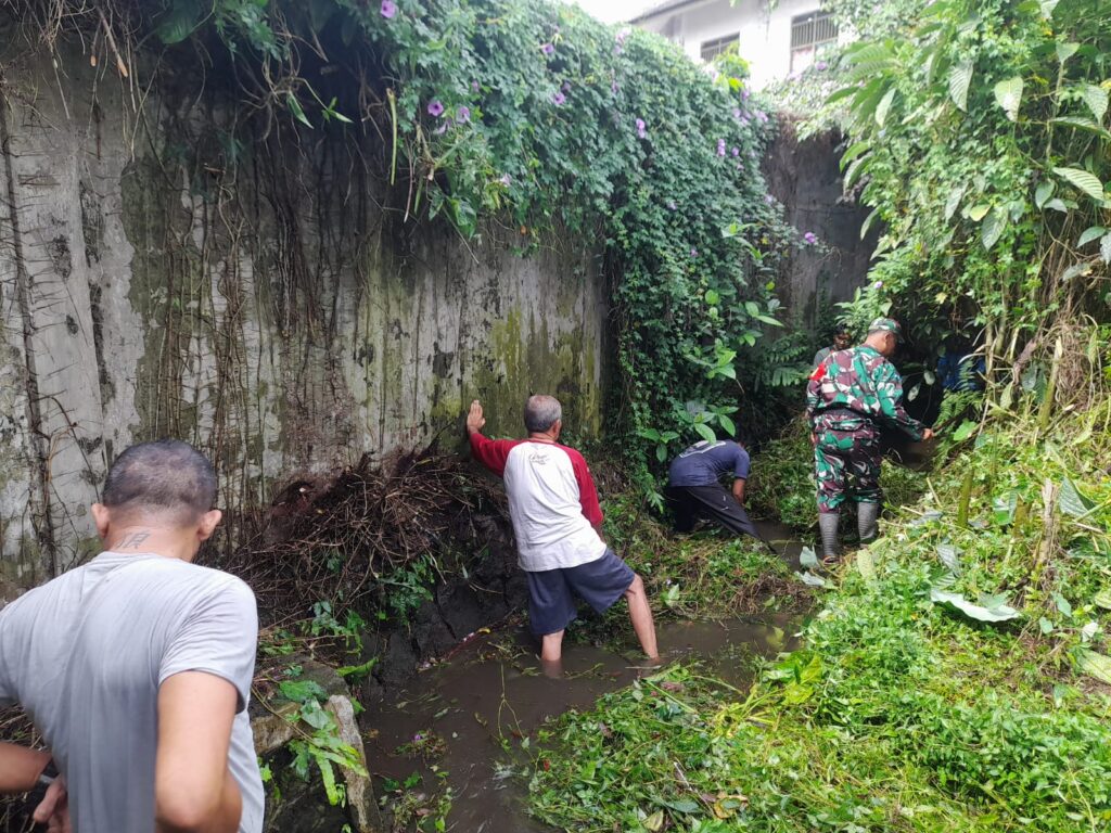 Koramil 01/Wonosobo dan Warga Bersihkan Sungai di Kampung Sending, Wonosobo Barat