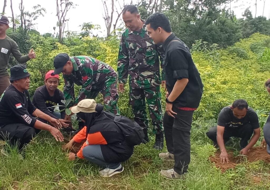 Koramil 02/Watumalang dan Relawan Tanam 500 Pohon di Area TPS Wonokampir, Cegah Longsor dan Jaga Kelestarian Alam