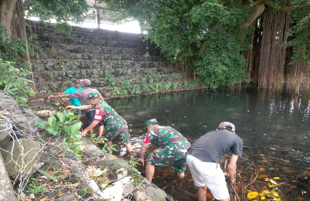 Babinsa Desa Duren Dan Warga Gotong Royong Bersihkan Sumber Air