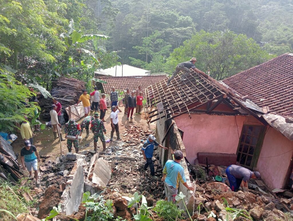 Koramil 07/Kalikajar Bersama Warga Singkeran Gotong Royong Bersihkan Material Longsor di Kalikajar