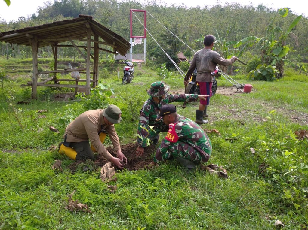 Koramil dan Warga Tonjong Tanam Ratusan Bibit Pohon