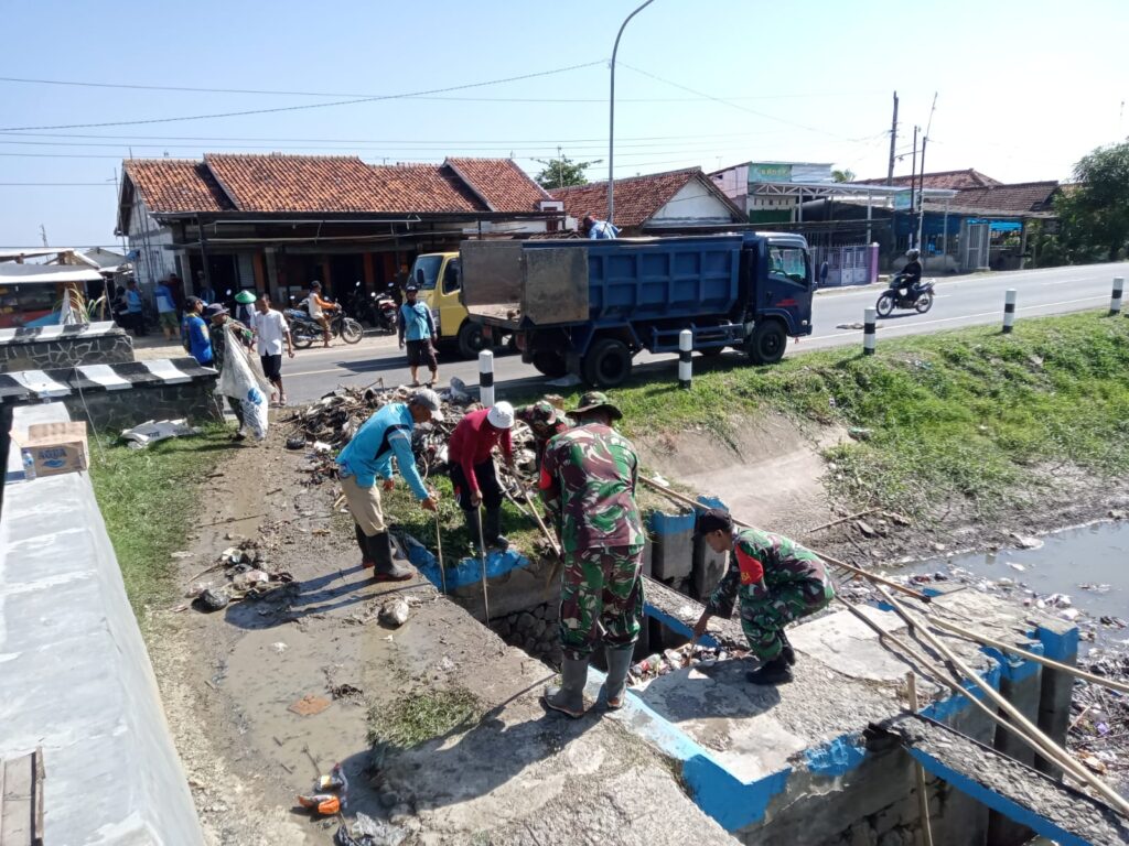 Antisipasi Banjir, TNI bersama Warga Karangbale Bahu Membahu Bersihkan Sungai