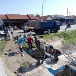 Antisipasi Banjir, TNI bersama Warga Karangbale Bahu Membahu Bersihkan Sungai