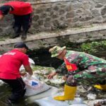 Babinsa Kelurahan Kepanjenkidul Bersama Warga Bangun Tanggul Penahan Abrasi Dan Bersihkan Sampah Di Sungai