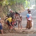 Koramil Kepil Bantu Bersihkan Longsor di Jalan Wonosobo-Magelang