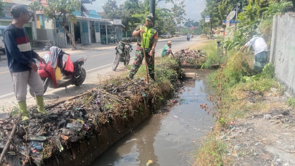 Bersama Poktan,Babinsa Bahu Membahu Bersihkan Irigasi Lahan Pertanian