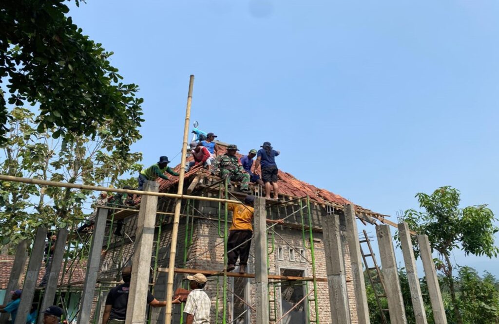 Jaga Hubungan Harmonis, Babinsa Koramil 0808/15 Gandusari Gotong Royong Pemasangan Genteng Mushola UPT SDN Soso 02