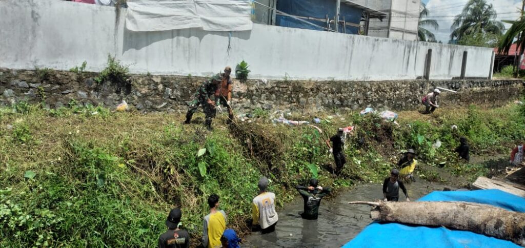 Upaya TNI ” Koramil Martapura Antisipasi Banjir Dan Wabah Penyakit Bersihkan Sungai Pemukiman Rumah Warga 