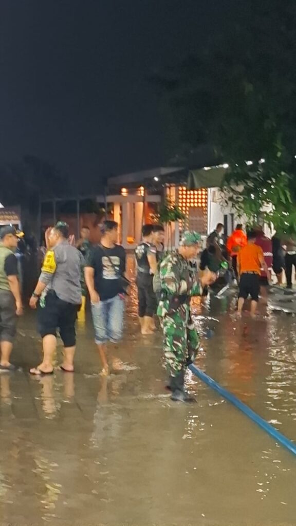 BPBD dan Aparat TNI-Polri Bantu Atasi Banjir di KPU Mataram