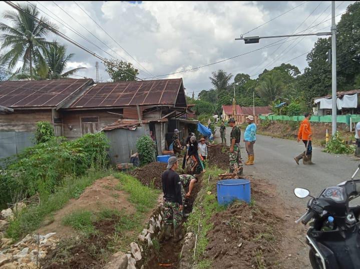 Babinsa Koramil 1001-01/Juai Kerja Bakti Bersama Warga Bersihkan Saluran Air