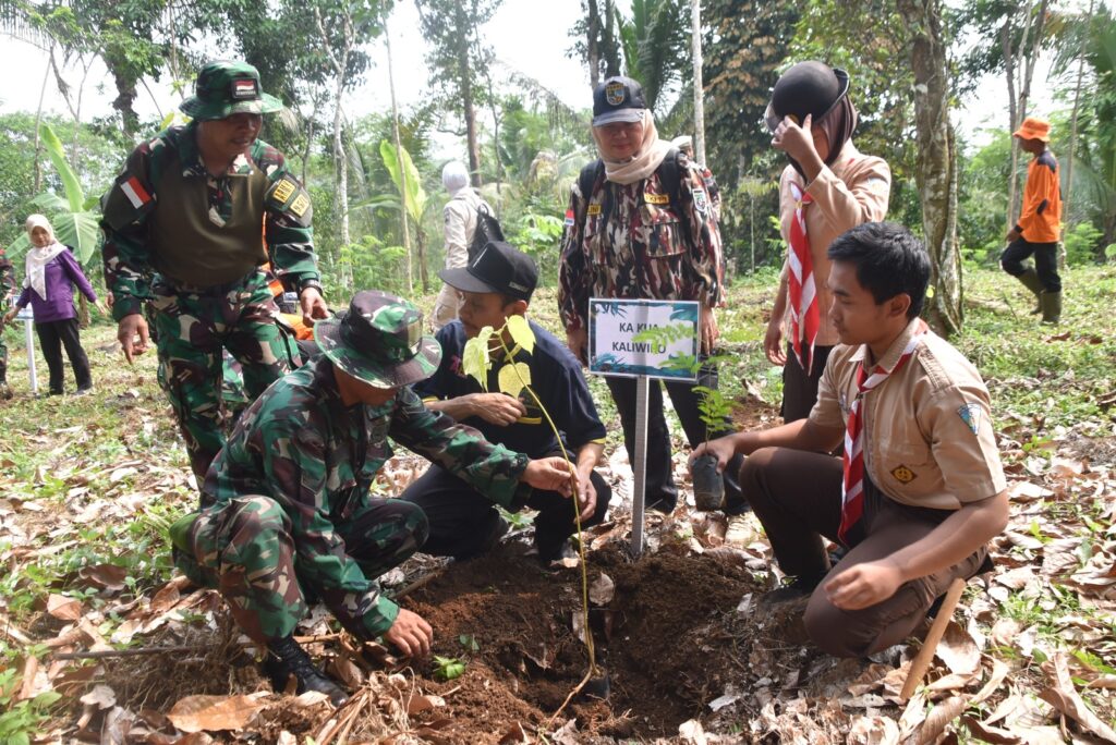 Kodim 0707/Wonosobo Gelar Penghijauan di Kaliwiro, Tanam 1.300 Bibit Pohon