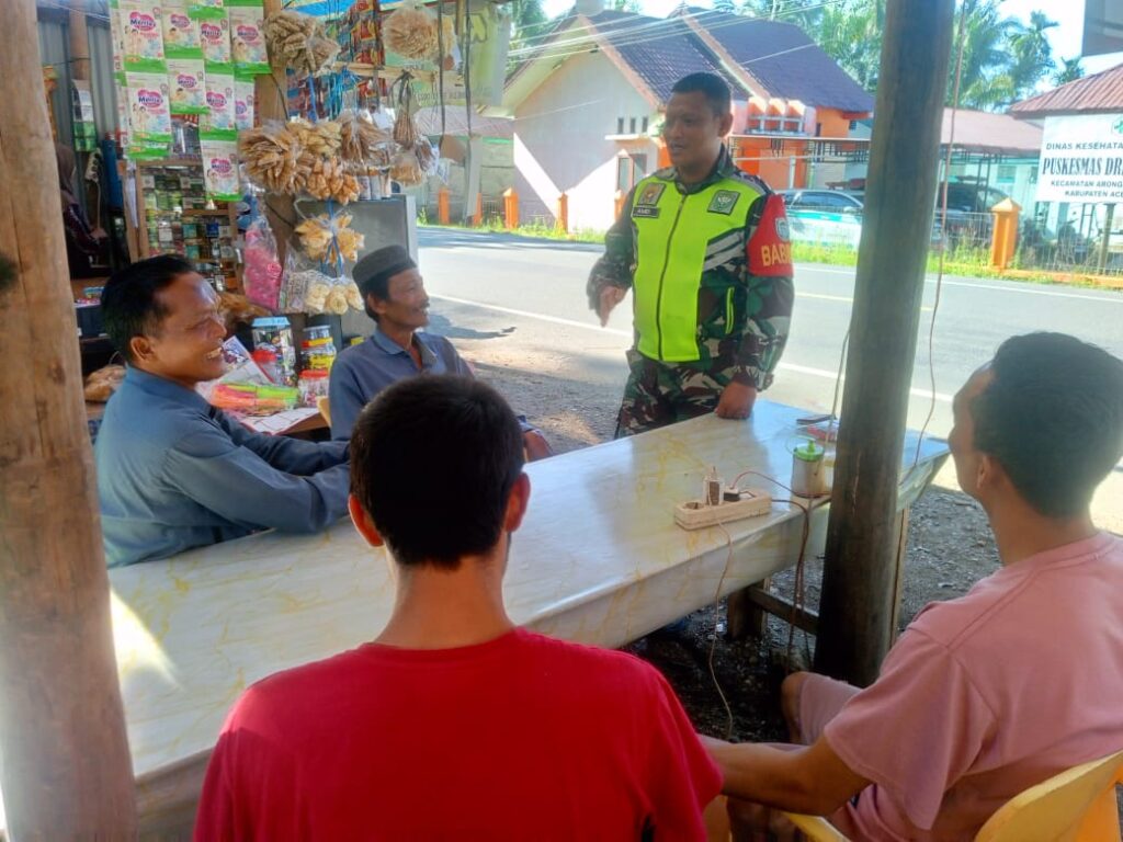 Babinsa Koramil 08 Arongan Lambalek Himbau Warga Untuk Tetap Jaga Kedamaian Jelang Pemilu Yang Akan Datang