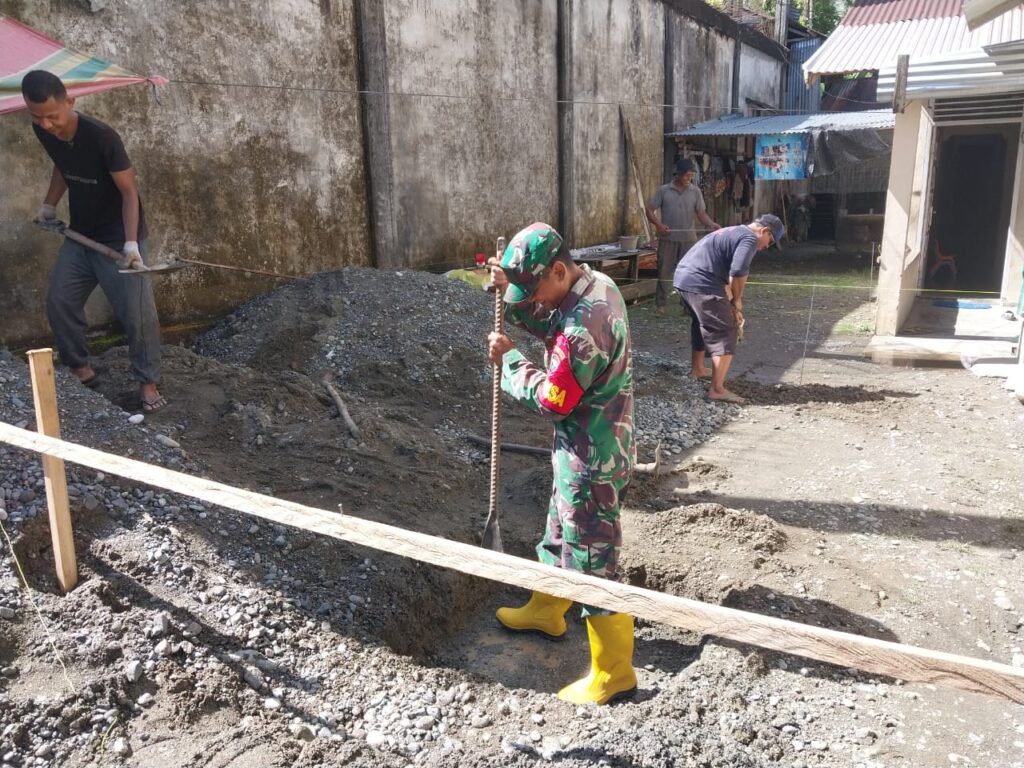 Babinsa melaksanakan Karya Bakti Membantu Membangun Pondasi Rumah bersama masyarakat Binaan